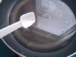 锅内烧水，放入适量油和盐