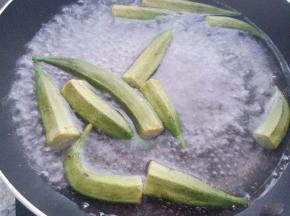 水沸腾后放入秋葵焯水