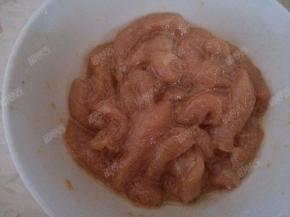 肉切丝，放入料酒生抽盐淀粉腌制10分钟