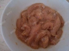 肉切丝，放入料酒生抽盐淀粉腌制10分钟