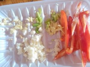 红椒切丝，生姜、大蒜、葱切末