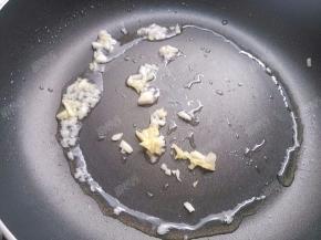 锅热油，爆香姜、蒜