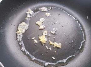 锅热油，爆香姜、蒜