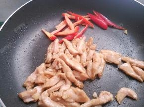放入红椒丝