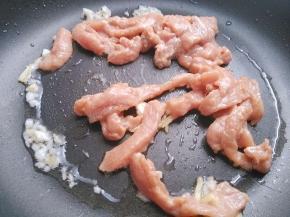 放入肉丝翻炒变色