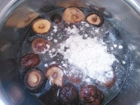 在泡发的水里加入淀粉