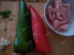 生姜、大蒜、葱切末，里脊肉切片，青、红椒洗净