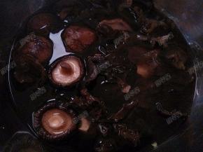 顺着一个方向搅动水流，这样就能把香菇褶皱和木耳上面的脏东西洗出来哦