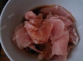 肉片用生抽、料酒、胡椒粉、淀粉腌制二十分钟