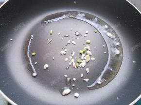 锅留底油，爆香姜、蒜末