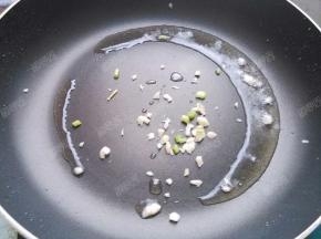 锅留底油，爆香姜、蒜末