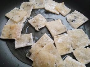 将锅巴放入油锅中