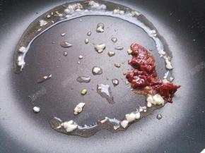 放入一勺郫县豆瓣酱