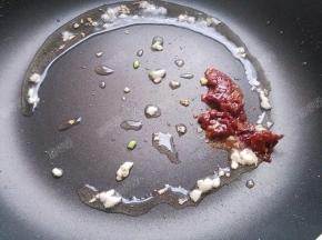 放入一勺郫县豆瓣酱