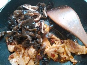 放入香菇、木耳丝翻炒