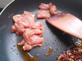 炒出红油后放入肉片翻炒变色