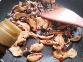 加入生抽翻炒均匀