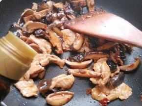 加入生抽翻炒均匀