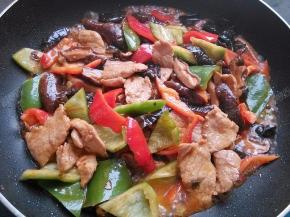 淋入适量水或者高汤焖煮片刻