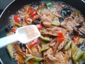 放入鸡精翻炒均匀