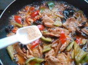 放入鸡精翻炒均匀