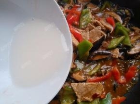 然后淋入水淀粉勾芡，撒上葱花