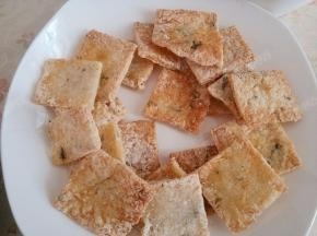 炸好的锅巴沥干油后摆入盘中