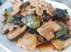 倒入装有锅巴的盘中即可