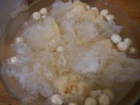 将所有原料冷水泡发