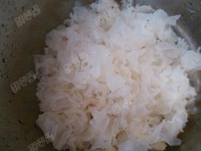 将银耳撕成小朵