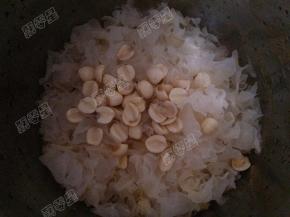 所有材料放入电压力锅内胆