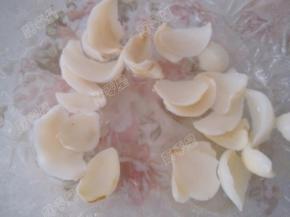 百合洗净，去掉黑色的部分