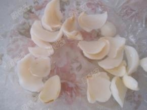 百合洗净，去掉黑色的部分