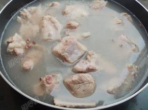 锅内放入水，放入排骨煮沸