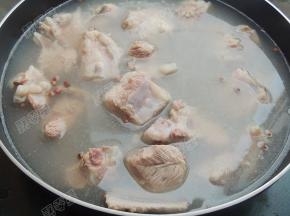 锅内放入水，放入排骨煮沸