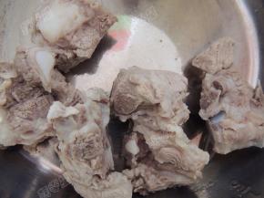 将排骨捞出洗净浮沫