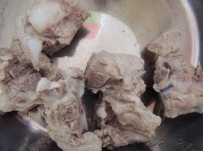 将排骨捞出洗净浮沫