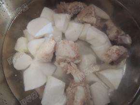 将焯过水的排骨和山药一同放入电压力锅内胆