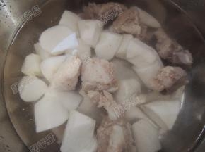 将焯过水的排骨和山药一同放入电压力锅内胆