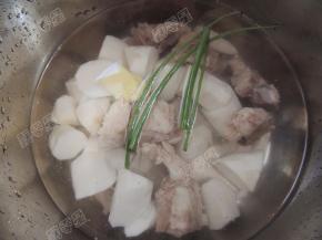 加入姜片和葱结