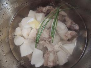 加入姜片和葱结