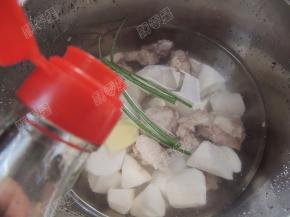 放入适量料酒
