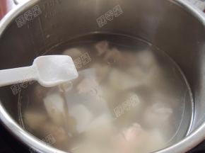 时间到后，电压力锅自动泄压，开盖，加入盐