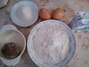 原料：面粉，白糖，牛奶，鸡蛋，红豆沙