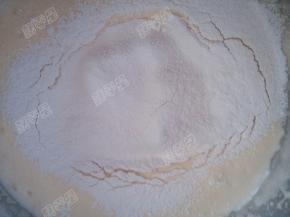加入牛奶，倒入过筛的面粉