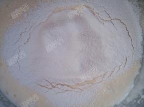 加入牛奶，倒入过筛的面粉