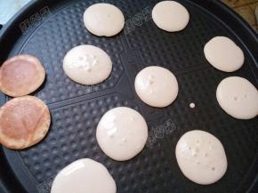 依次做好全部，煎好一面再煎另一面