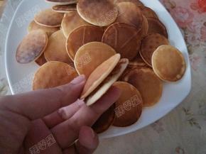 豆沙馅上面再加一片，铜锣烧就做好咯