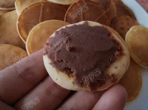 取一片，放红豆沙馅