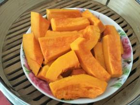 南瓜去皮去瓢，切小块上蒸笼蒸熟，取150克南瓜肉